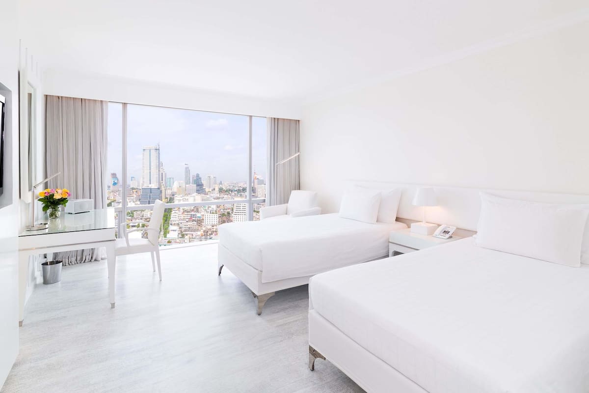 Ylelliset vuodevaatteet, tallelokero huoneessa, työpöytä, äänieristys