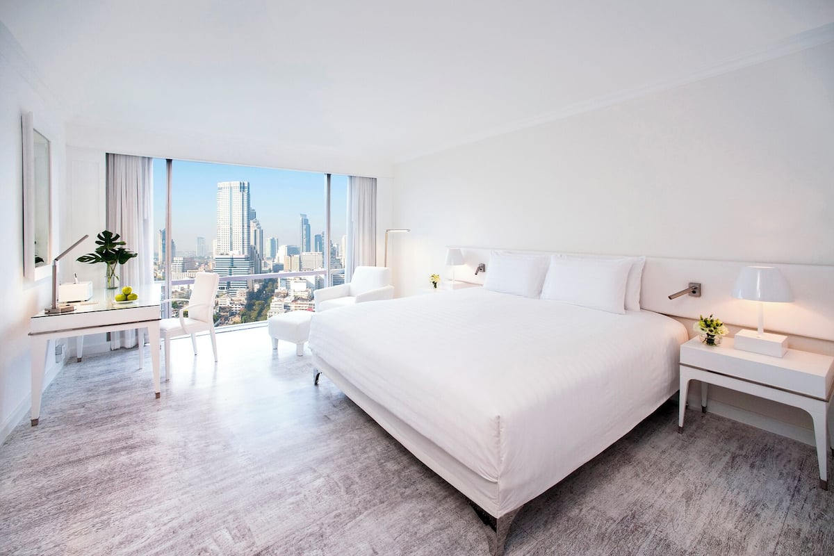 Ylelliset vuodevaatteet, tallelokero huoneessa, työpöytä, äänieristys