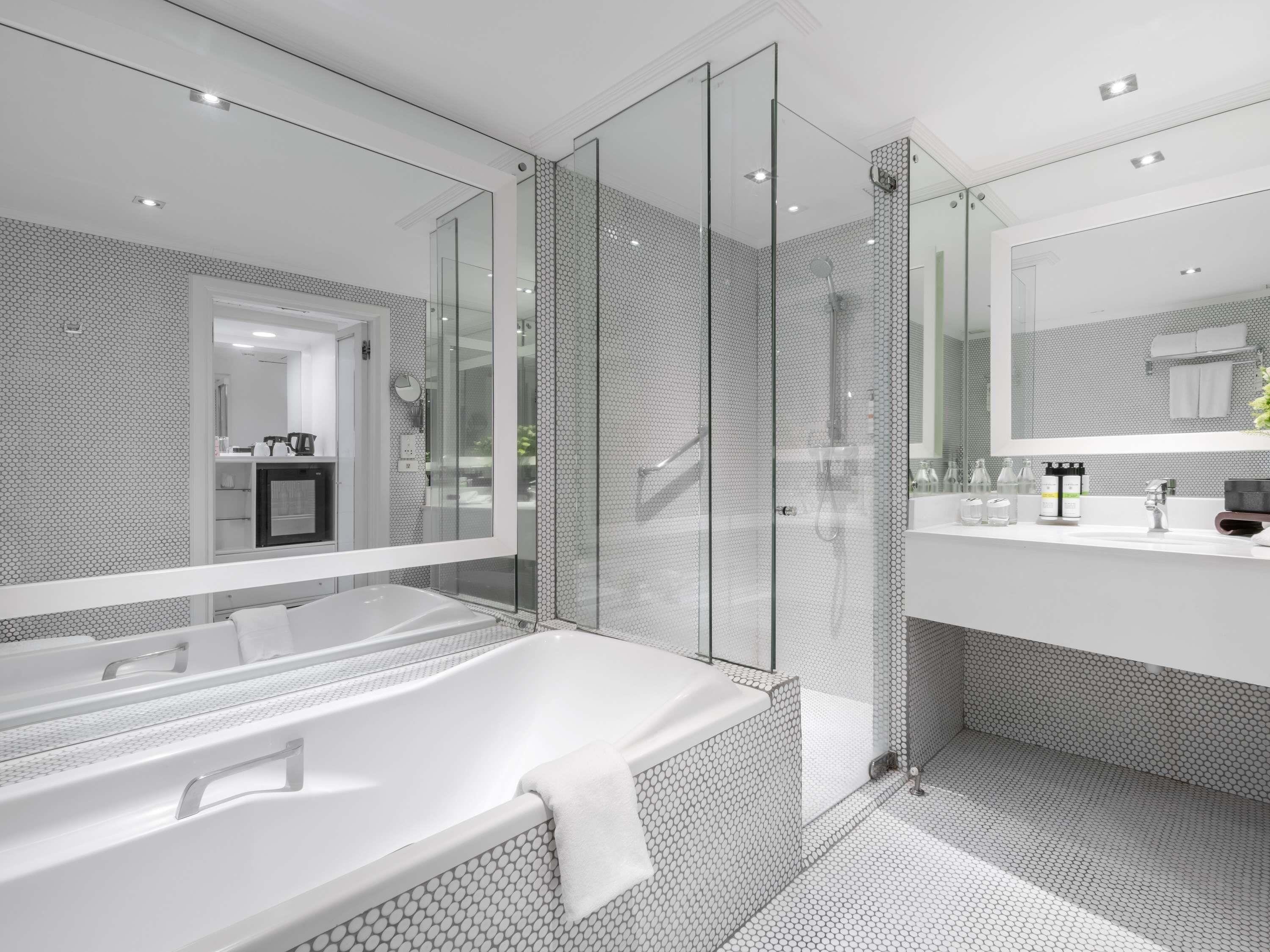 Peralatan tempat tidur premium, peti besi dalam bilik, meja 