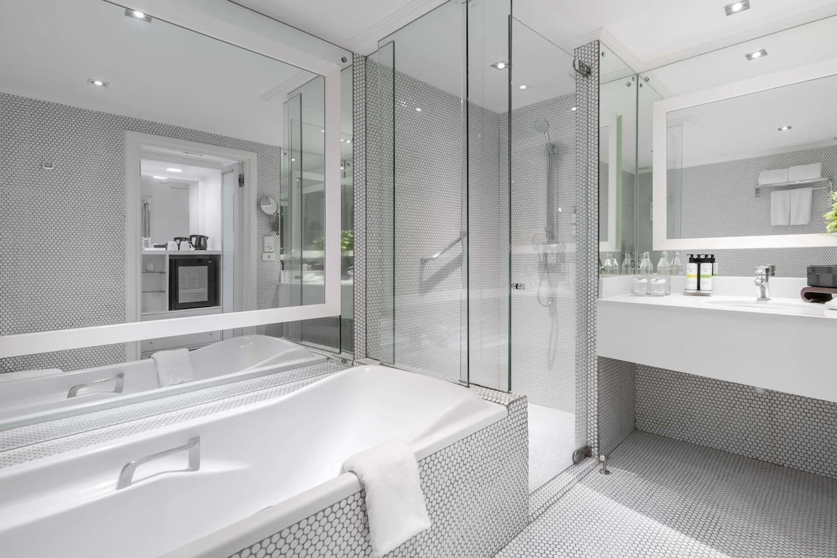 Sängtillbehör av högsta kvalitet och värdeförvaringsskåp på rummet