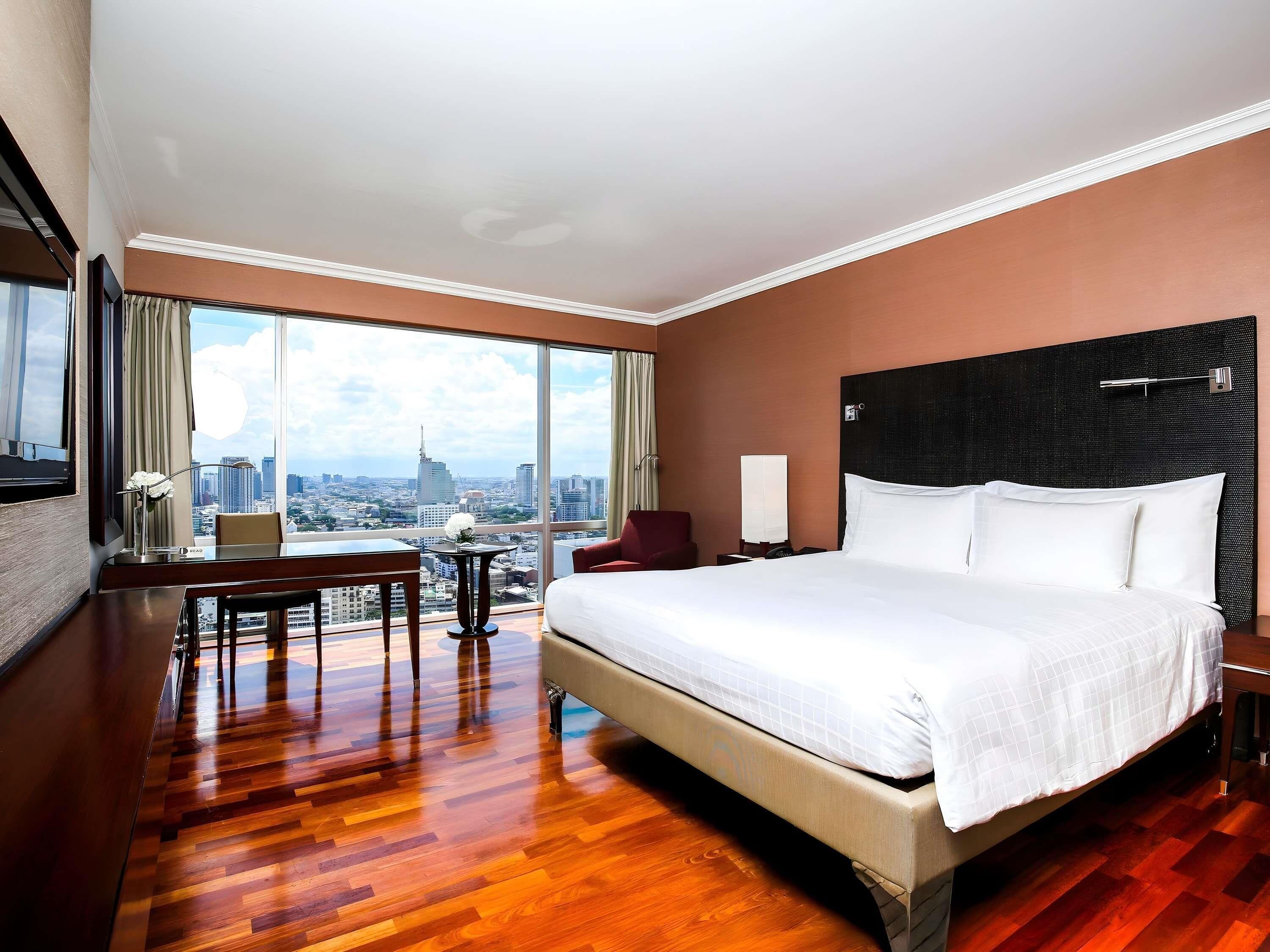 Peralatan tempat tidur premium, peti besi dalam bilik, meja 