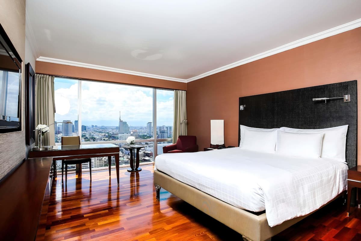 Premium bedding, in-room safe, desk, soundproofing