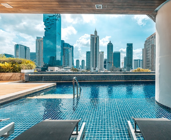 Outdoor pool, pool umbrellas, sun loungers