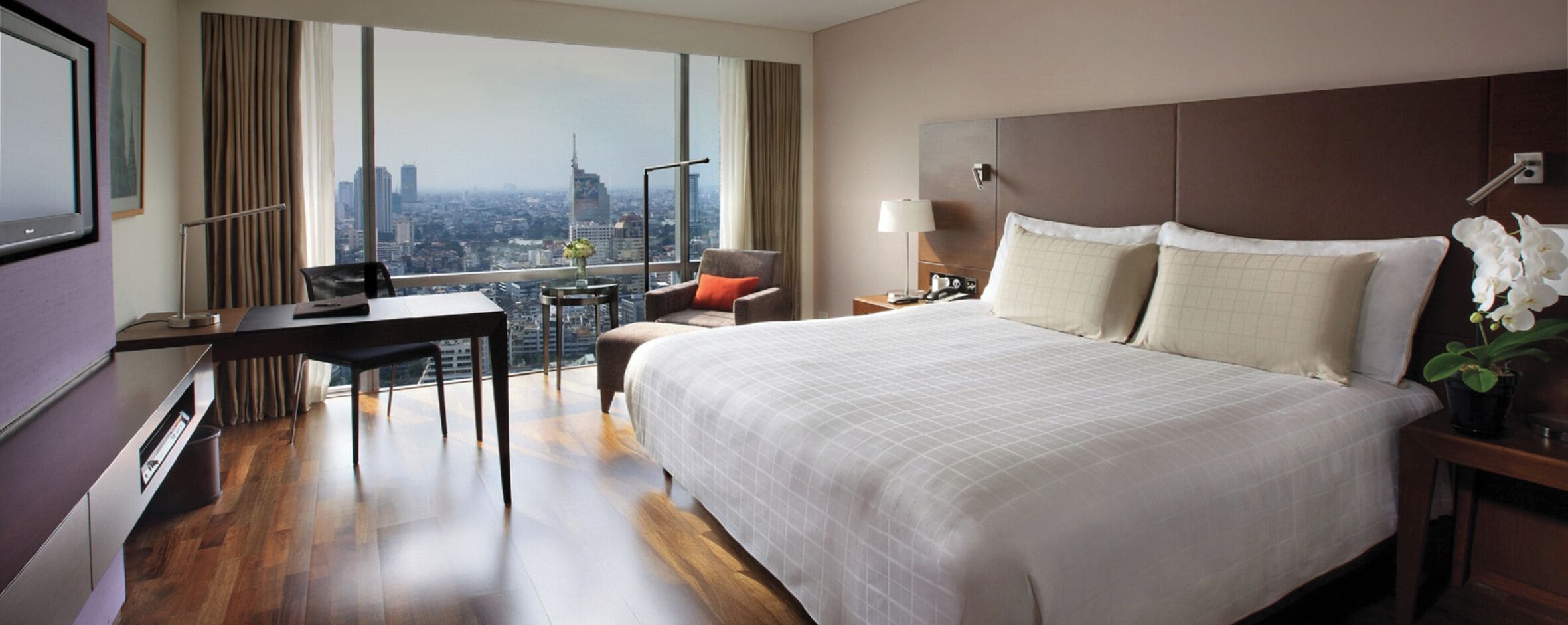 Ropa de cama de alta calidad y caja de seguridad en la habitación 