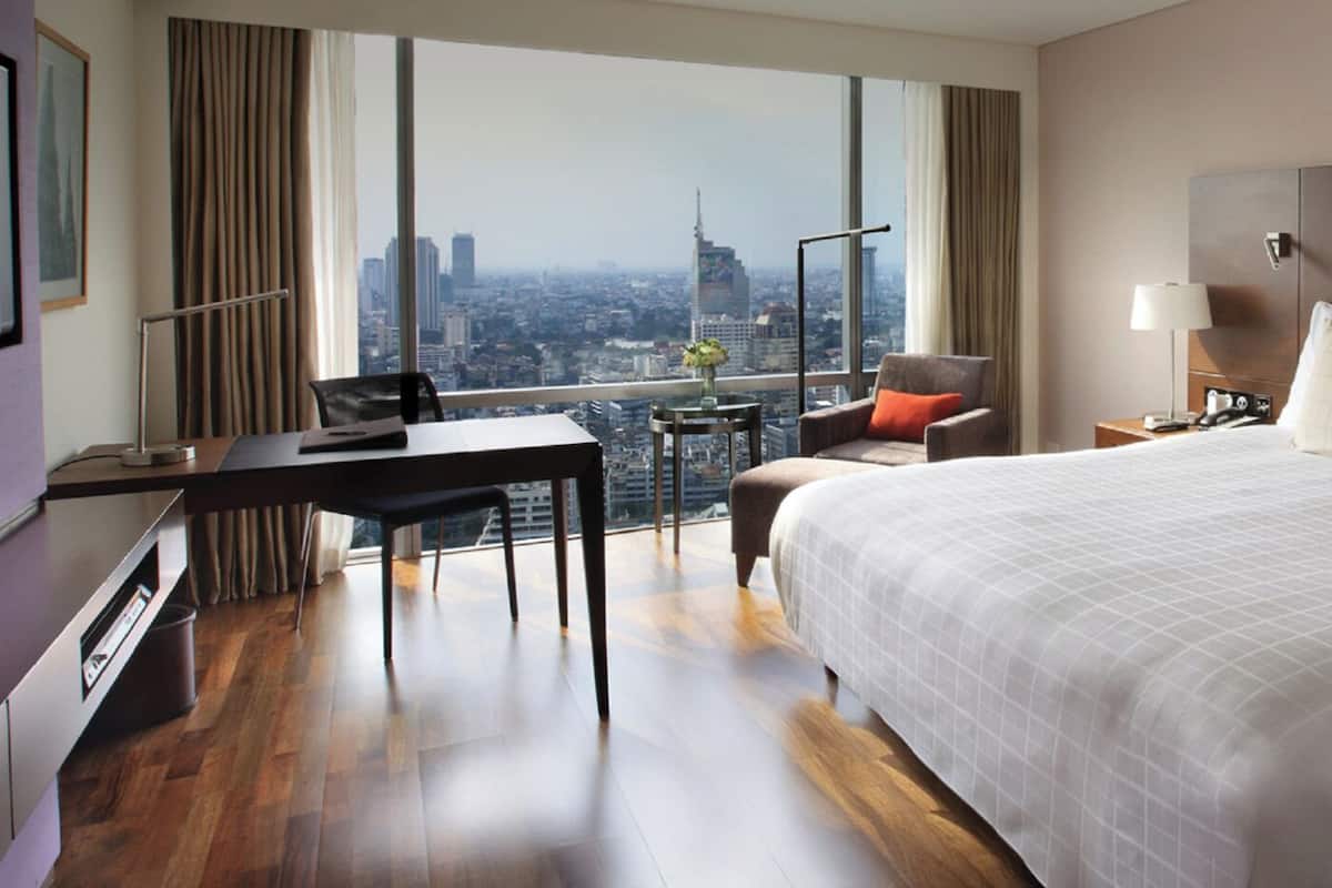 Ropa de cama de alta calidad y caja de seguridad en la habitación