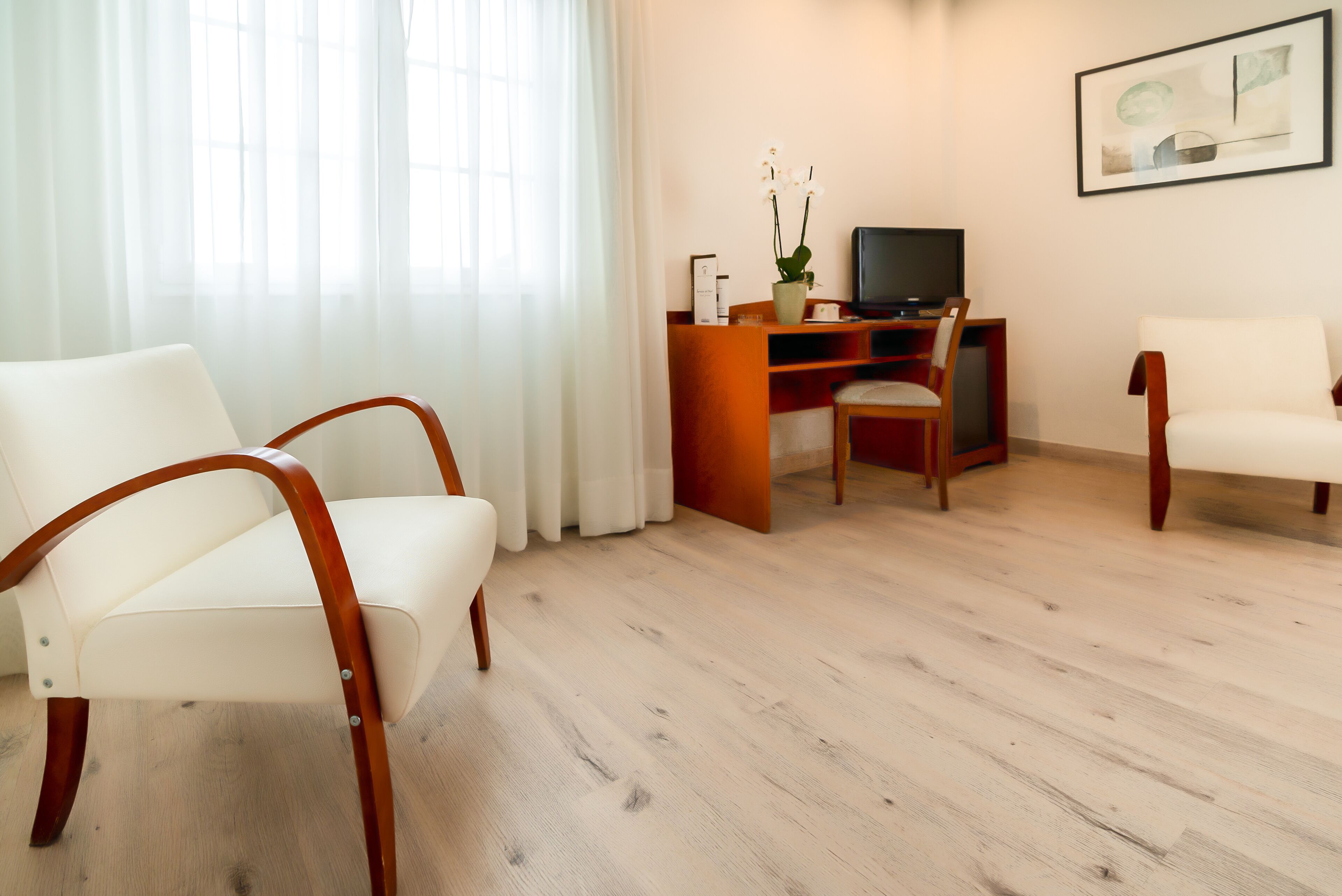 Minibar, coffres-forts dans les chambres, bureau