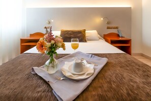 Doppelzimmer zur Einzelnutzung | Minibar, Zimmersafe, Schreibtisch, laptopgeeigneter Arbeitsplatz