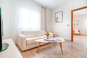 Suite junior | Minibar, caja fuerte, escritorio y espacio para trabajar con un portátil