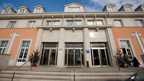 A hotel with a classic facade, featuring a central entrance with double doors, a sign for the hotel, and a plaza area to the right. - Hotel Ponferrada Plaza (Ponferrada)