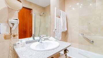 Double Room Single Use | Bathroom | Bathtub, free toiletries, hair dryer, towels
