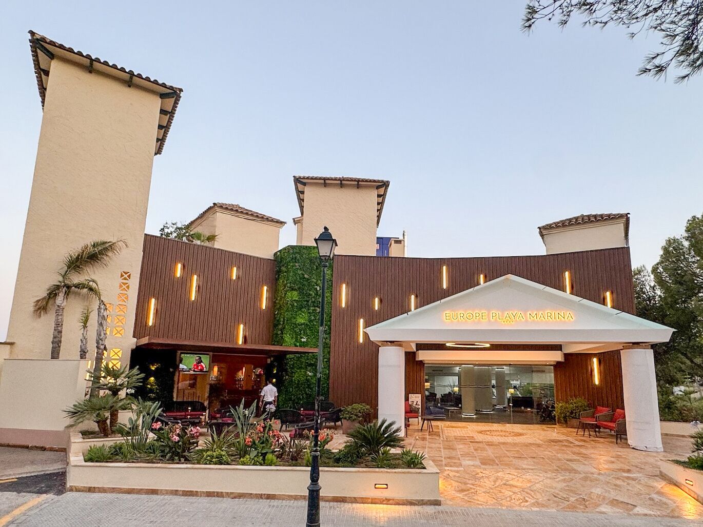 Entrada de un hotel con un letrero que dice "EUROPE PLAYA MARINA".