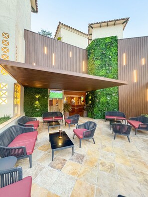 2 bars/lounges, poolside bar