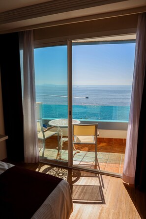 1 غرفة نوم وخزنة داخل الغرفة ومكتب وستائر تعتيم