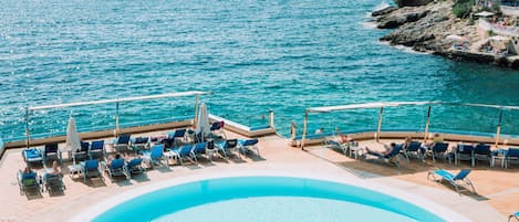 Una piscina al aire libre de temporada