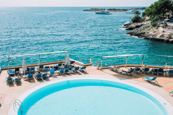 Una piscina al aire libre de temporada