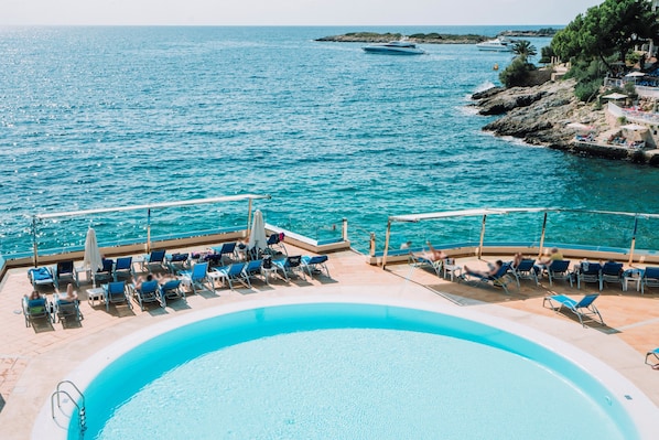 Piscine extérieure (ouverte en saison), chaises longues