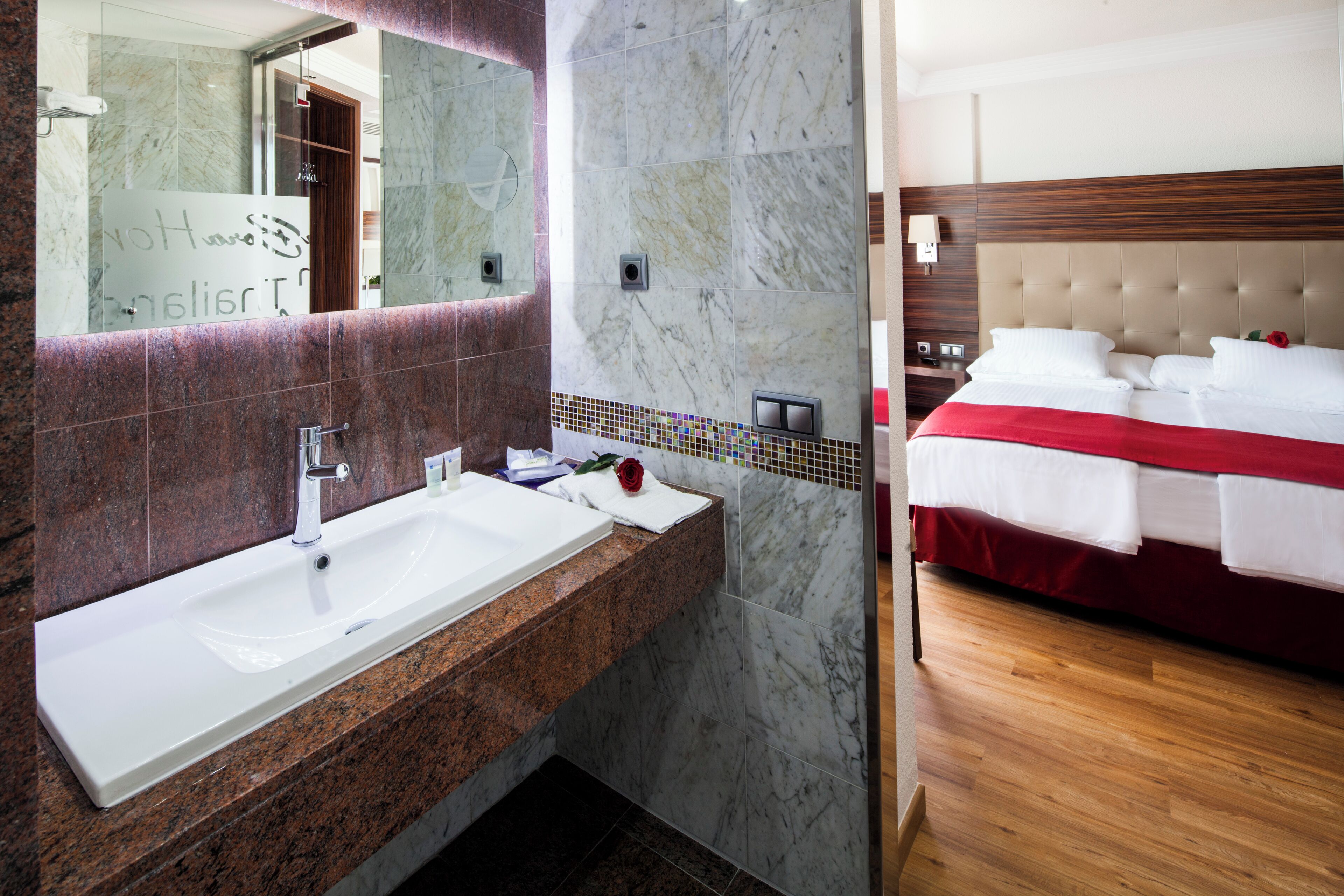 junior suite, sea view | bathroom | shower, hair dryer, towels
