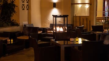 2 bars/lounges, poolside bar