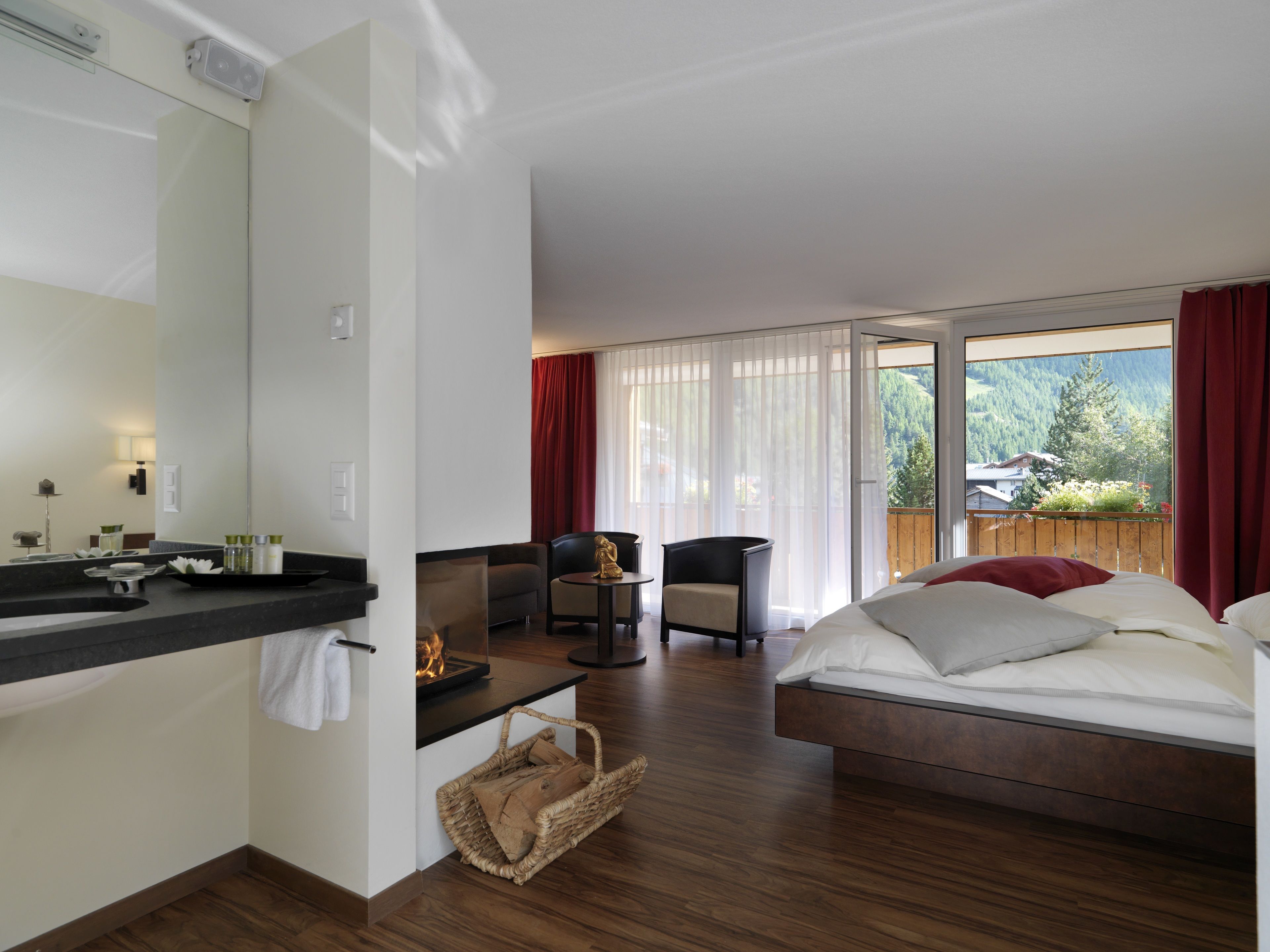 Junior-Suite, Mountain View | 低過敏寢具、迷你吧、客房內保險箱、書桌