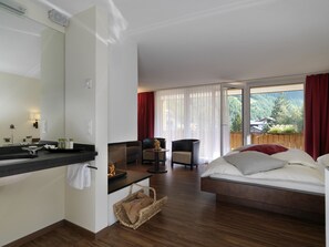 Junior-Suite, Mountain View | เครื่องนอนป้องกันสารก่อภูมิแพ้, มินิบาร์, ตู้นิรภัยในห้องพัก, โต๊ะทำงาน