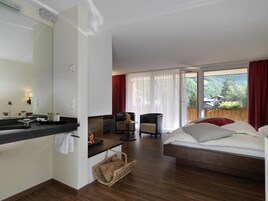 Junior-Suite, Mountain View | Roupas de cama antialérgicas, frigobar, cofres nos quartos, escrivaninha