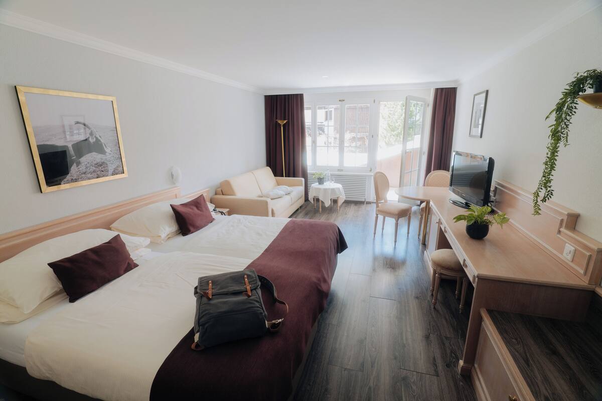 Deluxe-Room, Mountain View | Allergitestet sengetøy, minibar, safe på rommet og skrivebord