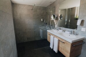 Free toiletries, hair dryer, bathrobes, slippers - Hotel Schweizerhof Gourmet & Spa (Saas-Fee)