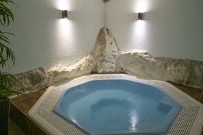Indoor spa tub