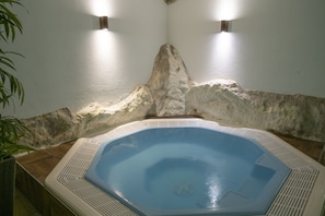 Indoor spa tub