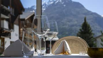 Aperto a pranzo e cena, cucina internazionale