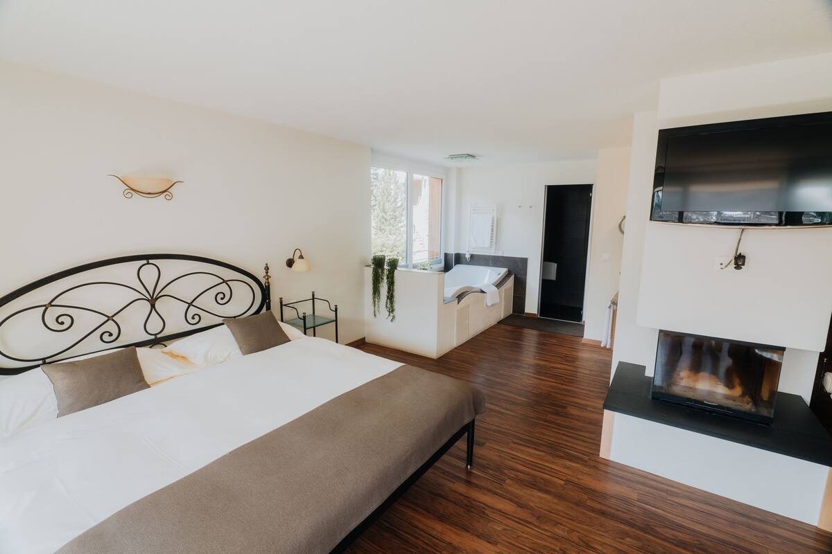 Junior-Suite, Mountain View | Allergitestet sengetøy, minibar, safe på rommet og skrivebord