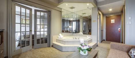 Suite, 1 cama King size, hidromasaje | Caja de seguridad en la habitación, escritorio y cortinas blackout