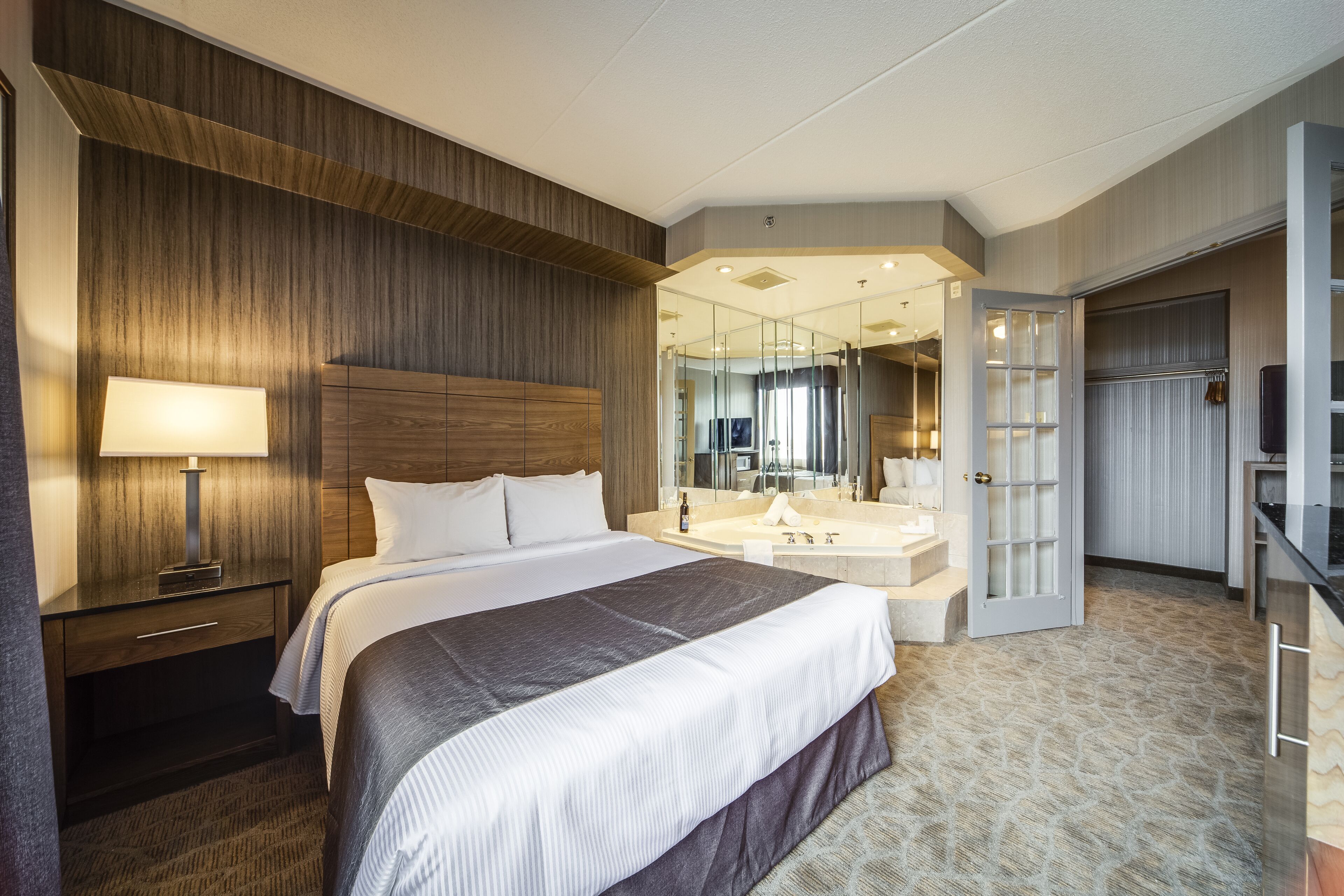 Deluxe Queen Suite with Jetted Tub-Separate Living Room