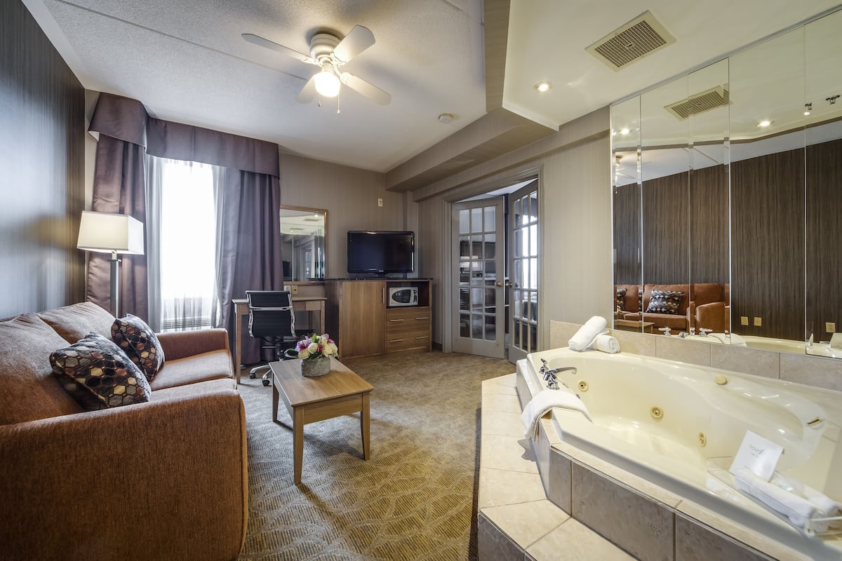 Deluxe King Suite with Jetted Tub-Separate Living Room