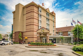 Monte Carlo Inn Airport Suites