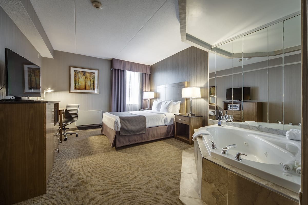Queen Suite with Jetted Tub