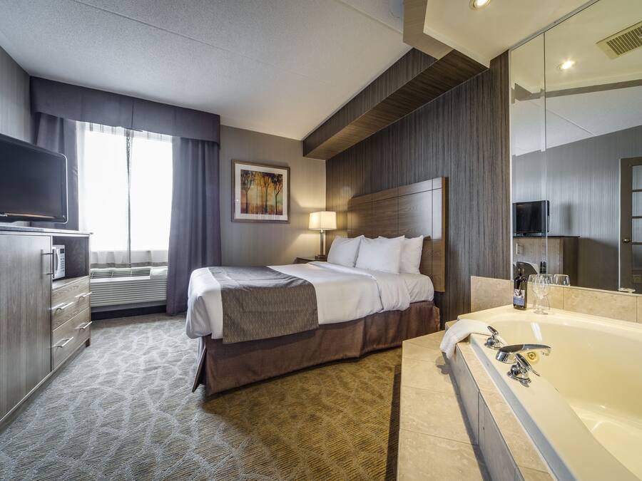 Suite, 1 letto queen, idromassaggio | Cassaforte in camera, una scrivania, tende oscuranti