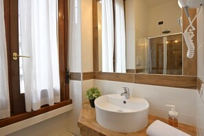 Regadera, amenidades de baño gratuitas, secadora de cabello, bidet 