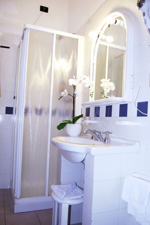Habitación individual | Baño | Ducha, artículos de higiene personal gratuitos, secador de pelo y bidé