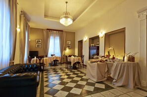 Se ofrece un desayuno bufé (12.5 EUR por persona)