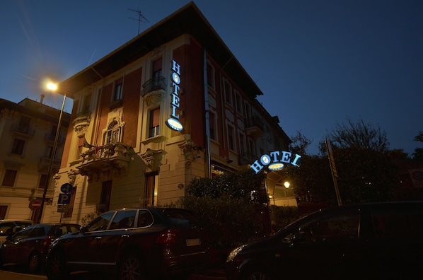 Fachada del alojamiento - Noche