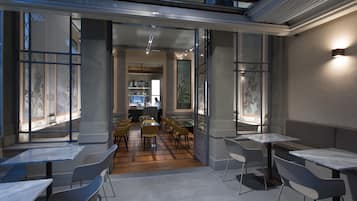Bar (trong khuôn viên)