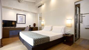 Deluxe Double Room, Garden View | Minibar, in-room safe, desk, blackout drapes