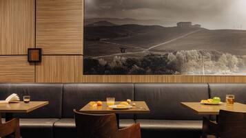 Desayuno continental diario (EUR 25 por persona)