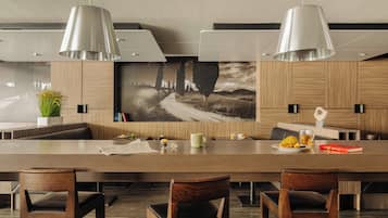 Dagelijks continentaal ontbijt (EUR 25 per persoon)