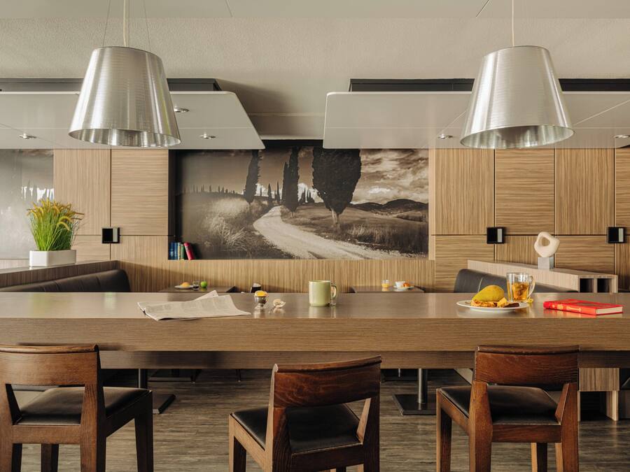 Daily continental breakfast (EUR 25 per person)