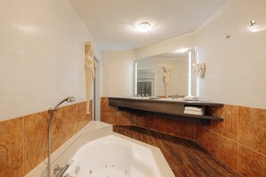 Suite, 1 lit double ( Extra Bed possible) | Salle de bain | Ensemble douche/baignoire, articles de toilette gratuits, sèche-cheveux