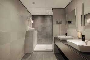 Habitació familiar, 2 llits dobles | Bany | Combinació de dutxa i banyera i articles de tocador gratuïts 