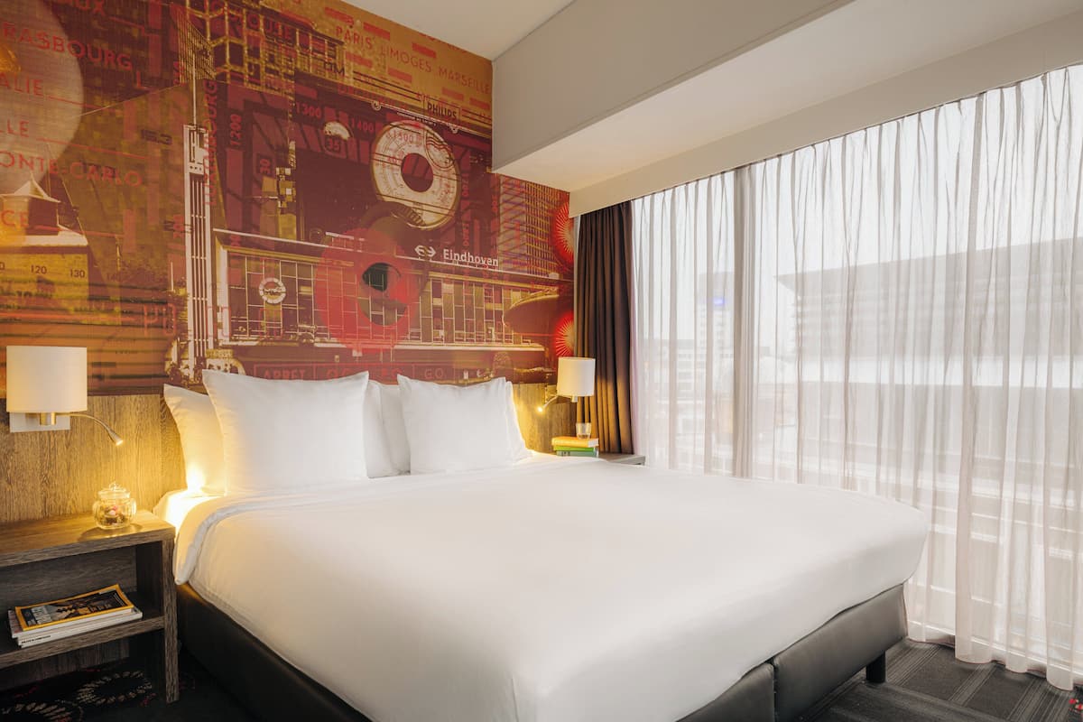 deluxe room, 1 double bed | premium bedding, in-room safe, desk, laptop workspace