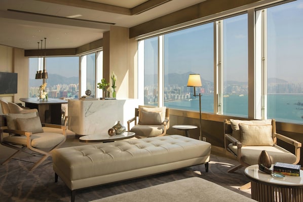LCD TV, DVD player, pay movies - Renaissance Hong Kong Harbour View Hotel (Hong Kong)